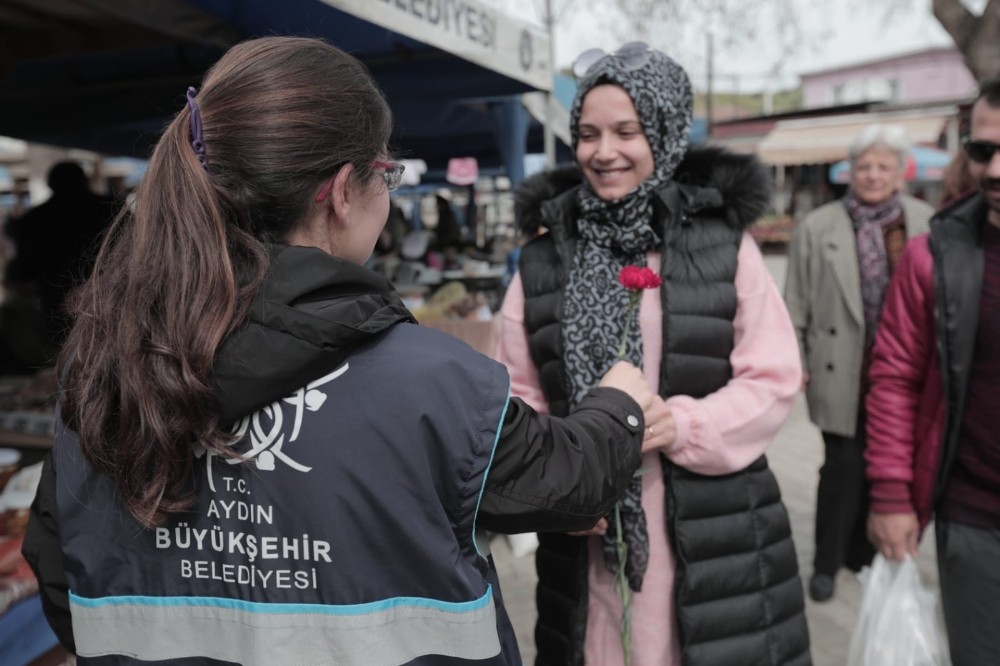 Büyükşehir kadınlara karanfil dağıttı 