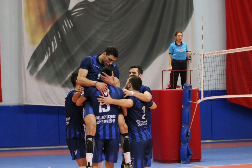Büyükşehir Kağıtspor voleybolda liderliğini sürdürdü 