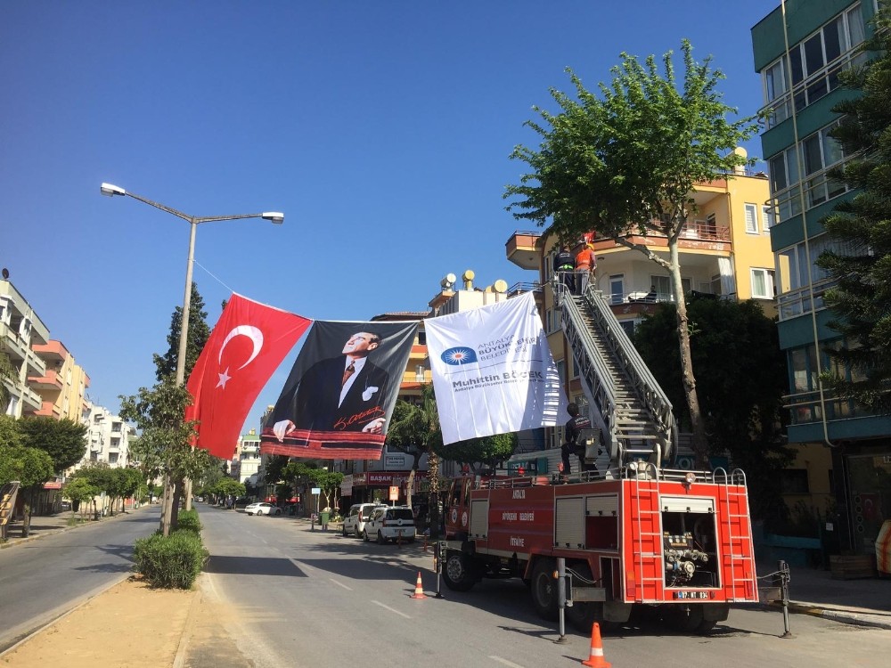 Büyükşehir kenti bayraklarla süsledi 