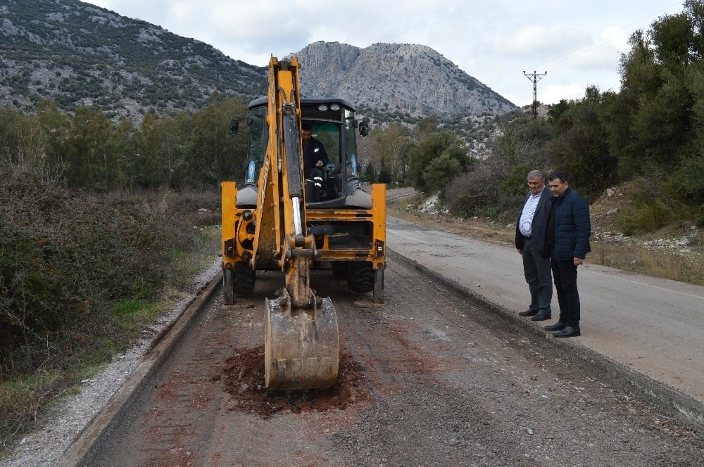 Büyükşehir Kırkgöz’ün bozulan yollarını yeniliyor 