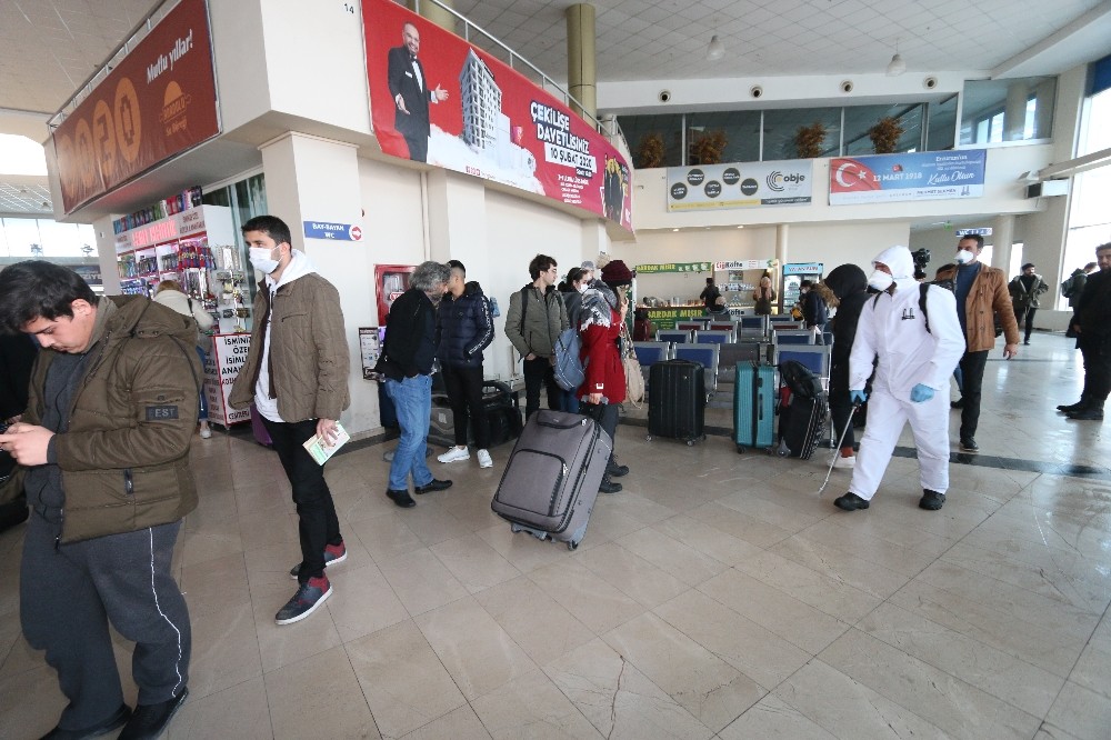 Büyükşehir otogarı dezenfekte etti 