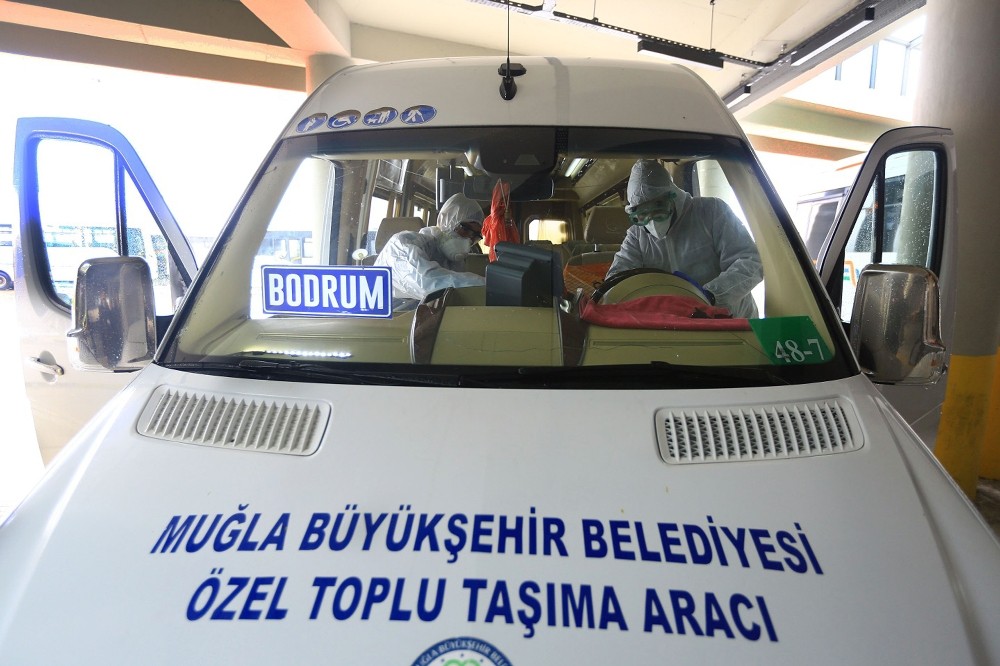 Büyükşehir özel toplu taşıma araçlarını dezenfekte ediyor 