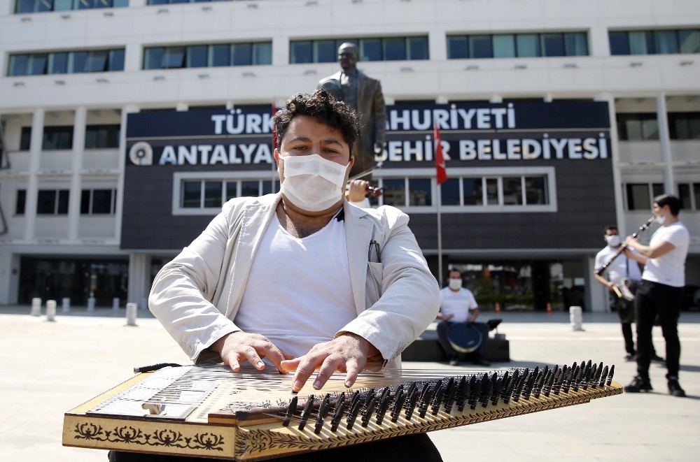 Büyükşehir personeli ve huzurevi sakinleri konserle moral buldu 