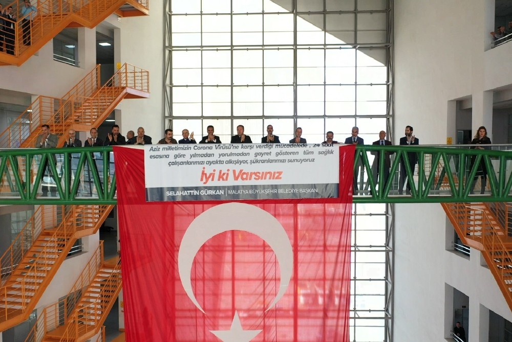 Büyükşehir personellerinden sağlık çalışanlarına destek 