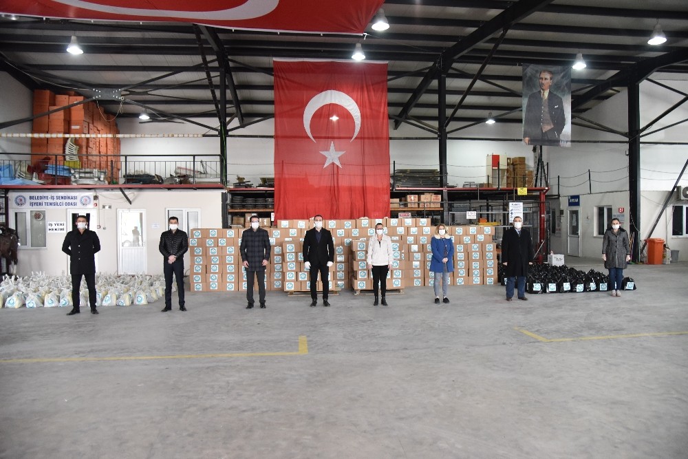 Büyükşehir saha personelini unutmadı 