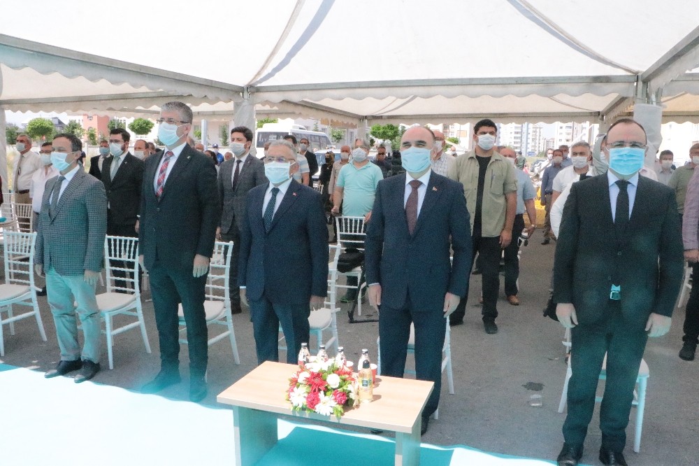 Büyükşehir şehri geleceğe taşıyor 