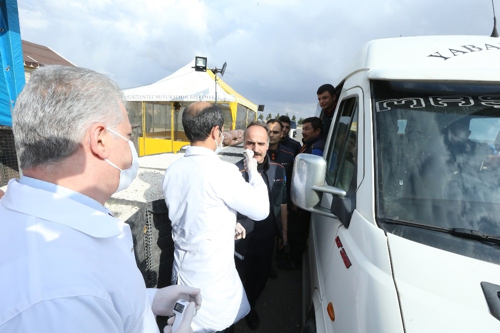 Büyükşehir şehrin giriş ve çıkışlarına sağlık standı kurdu 