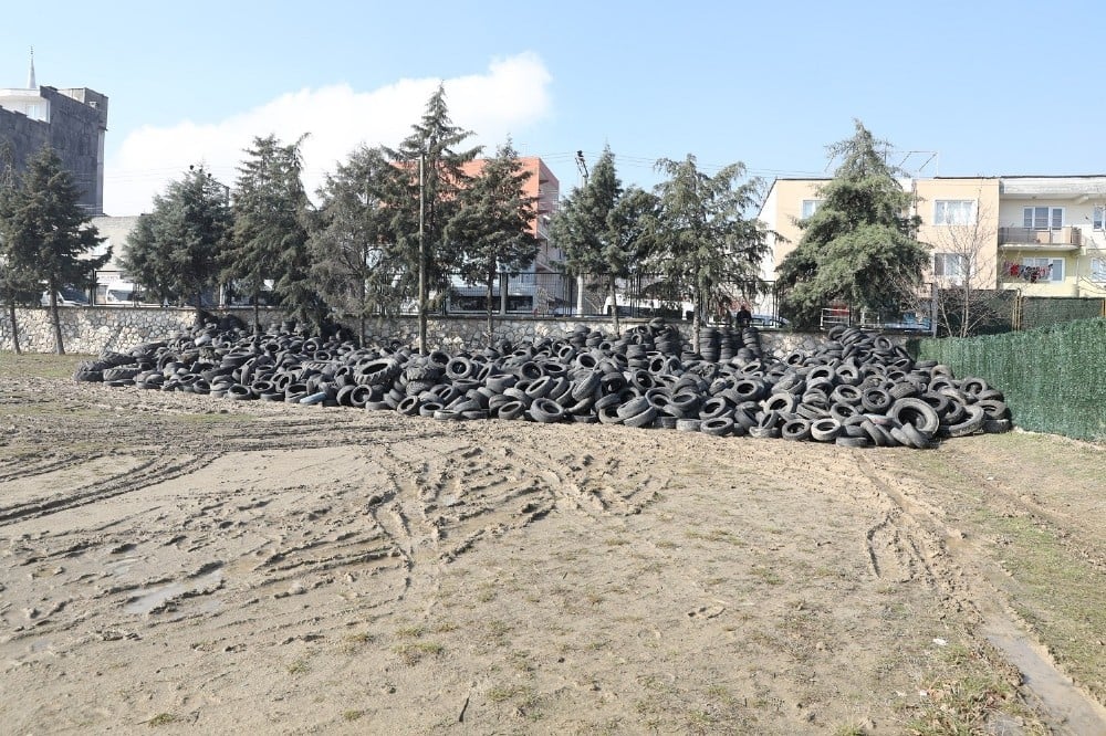 Büyükşehir sinek yuvası atık lâstikleri topluyor 