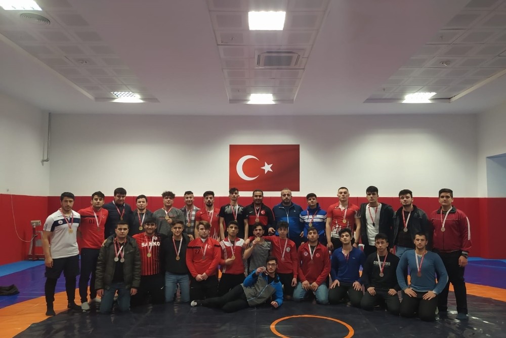 Büyükşehir sporcularından minderde büyük başarı 