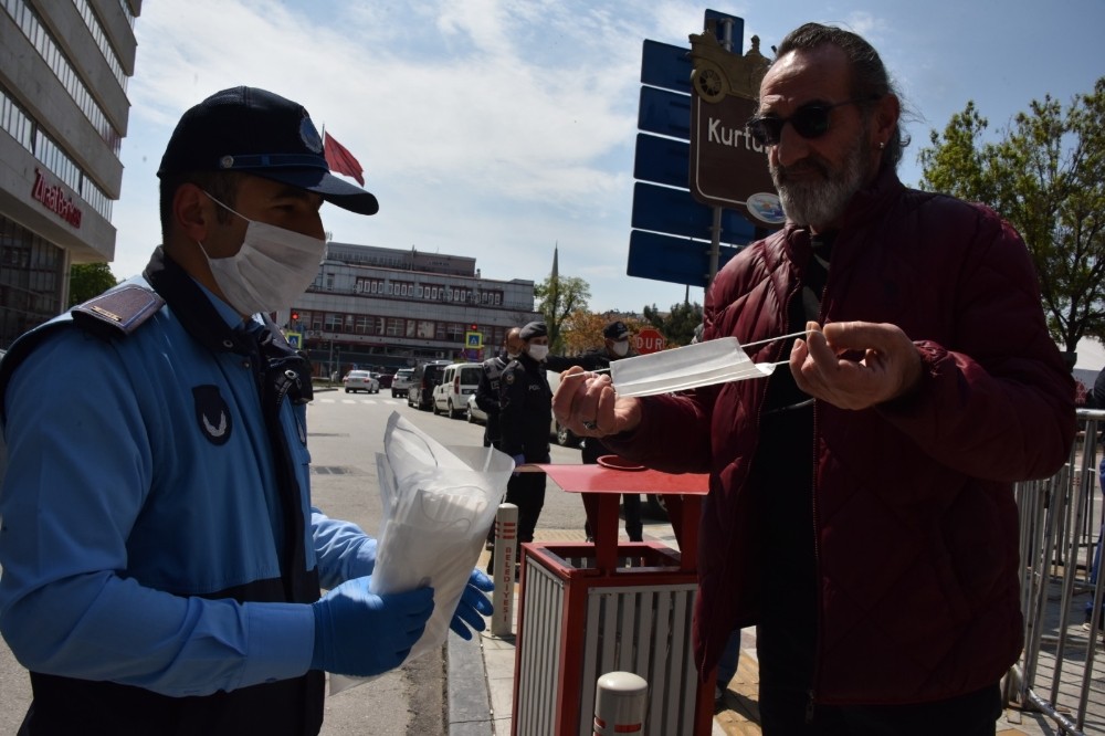 Büyükşehir vatandaşa maske dağıttı 