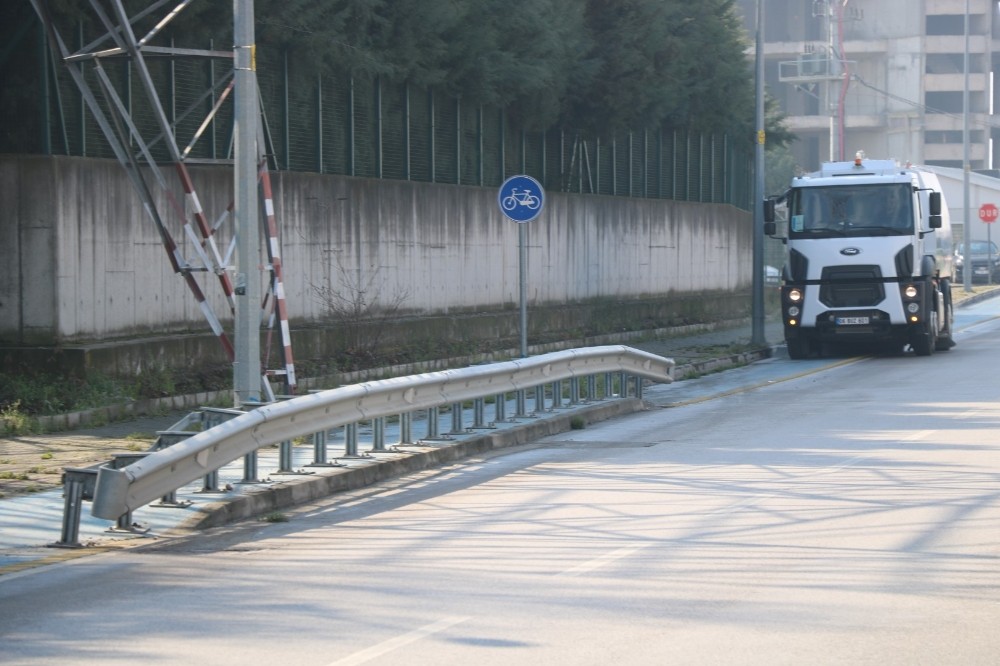 Büyükşehir, yeni süpürge araçları ile yolları temizliyor 