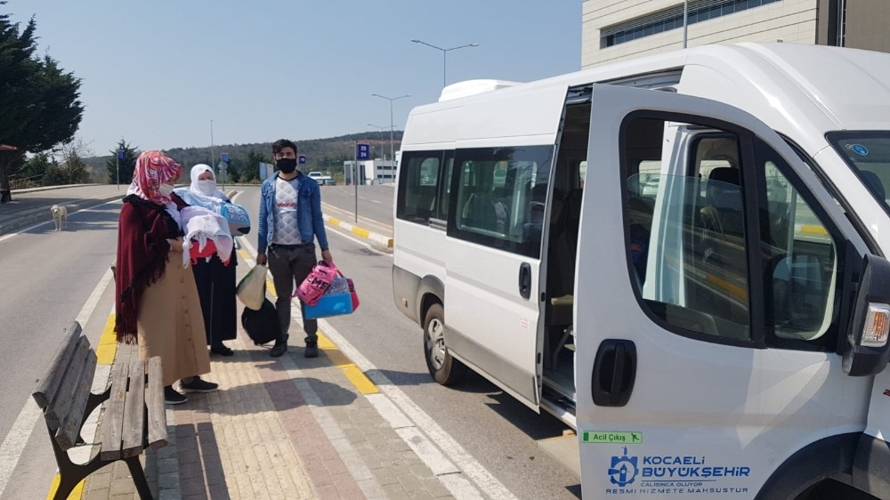 Büyükşehir zabıtası vatandaşları evlerine ulaştırıyor 