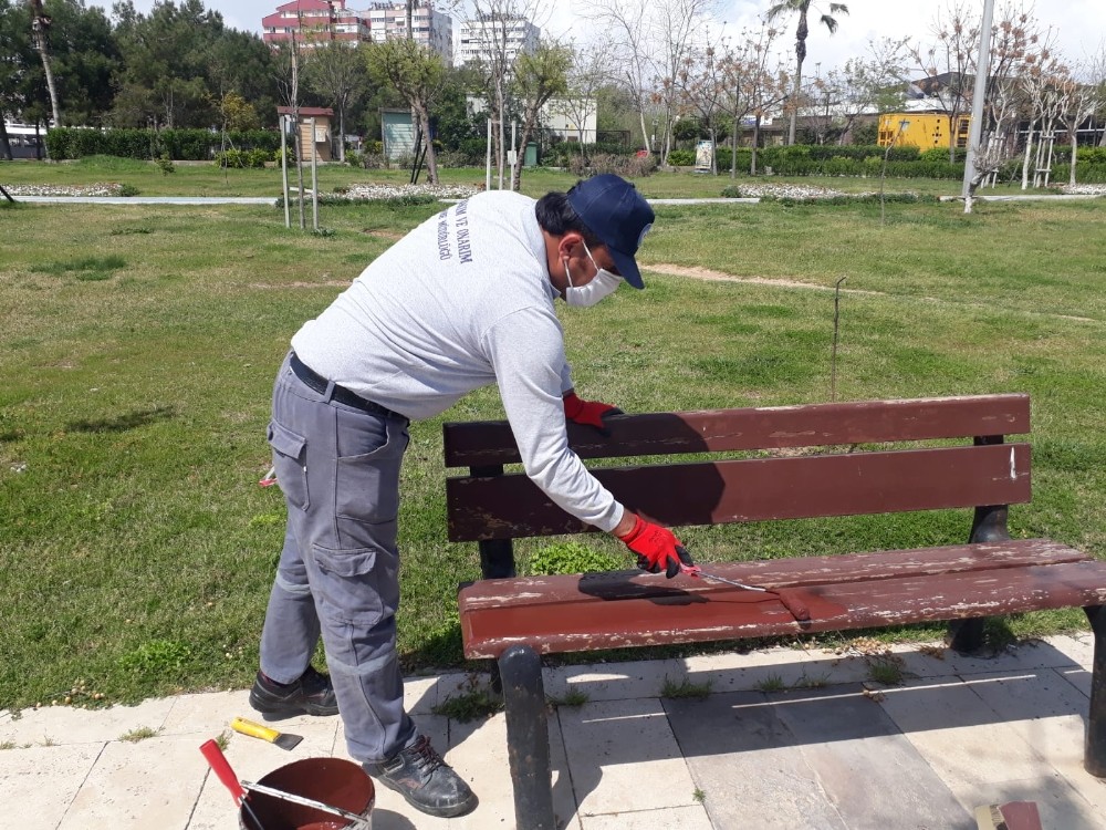 Büyükşehir ziyaretçi girişine kapalı parkları bakıma aldı 