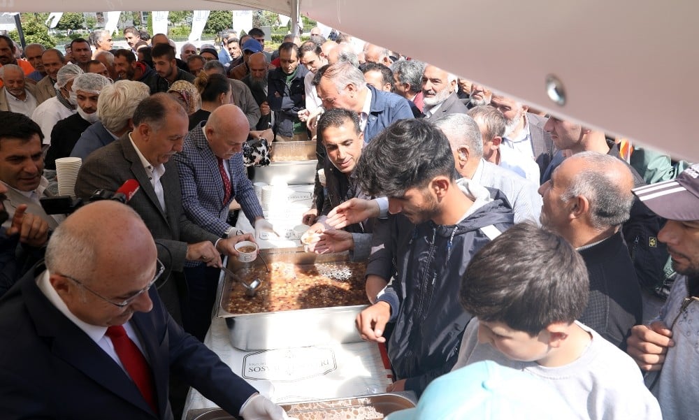 Büyükşehir’den 5 bin kişiye aşure ikramı 