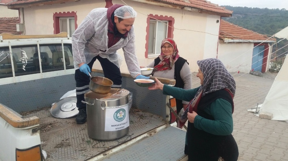 Büyükşehirden Akhisarlı depremzedelere çorba yardımı 