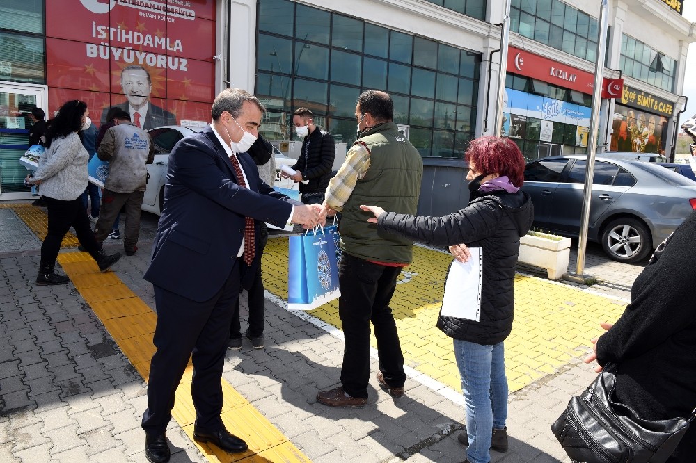 Büyükşehirden Ankaralılara ücretsiz maske dağıtımı 