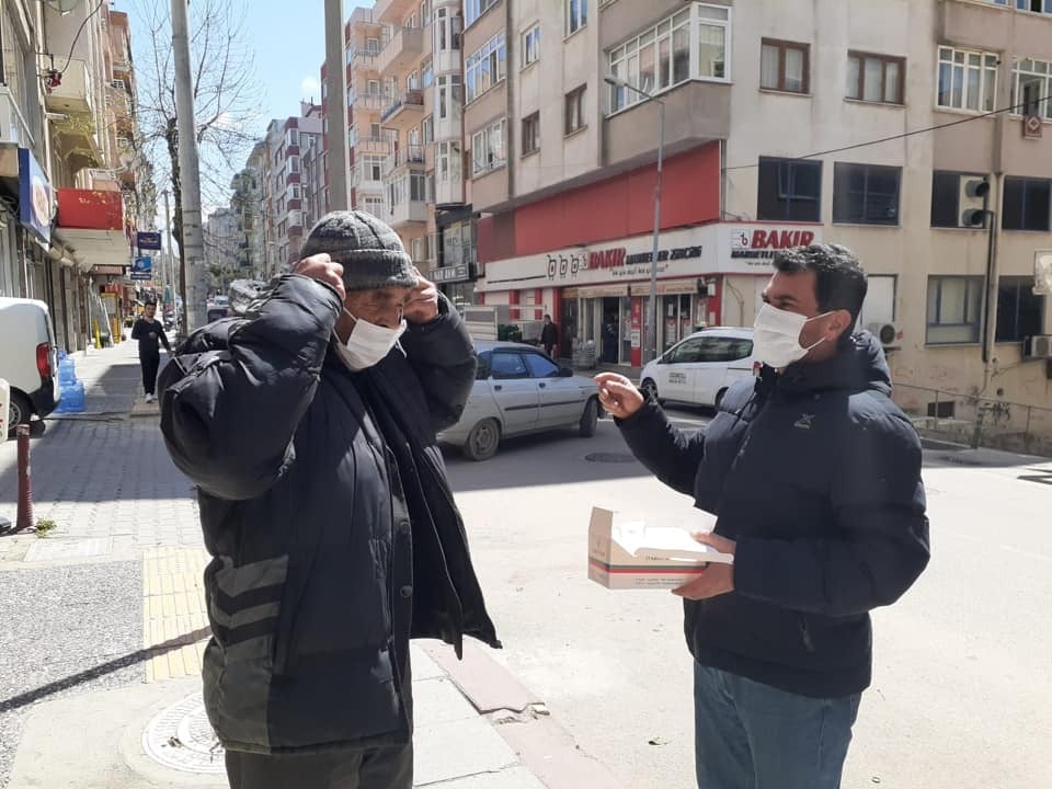 Büyükşehir’den Bandırma’da maske dağıtımı 