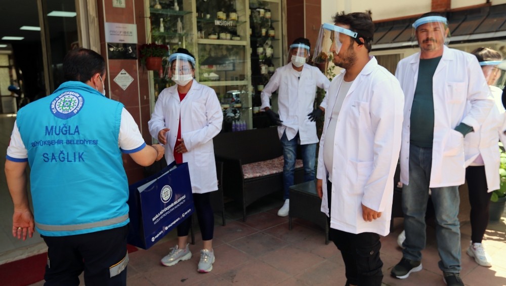 Büyükşehirden berber ve kuaförleri malzeme yardımı 