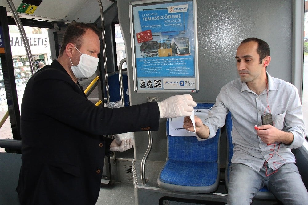 Büyükşehir’den duraklara el dezenfektanı 