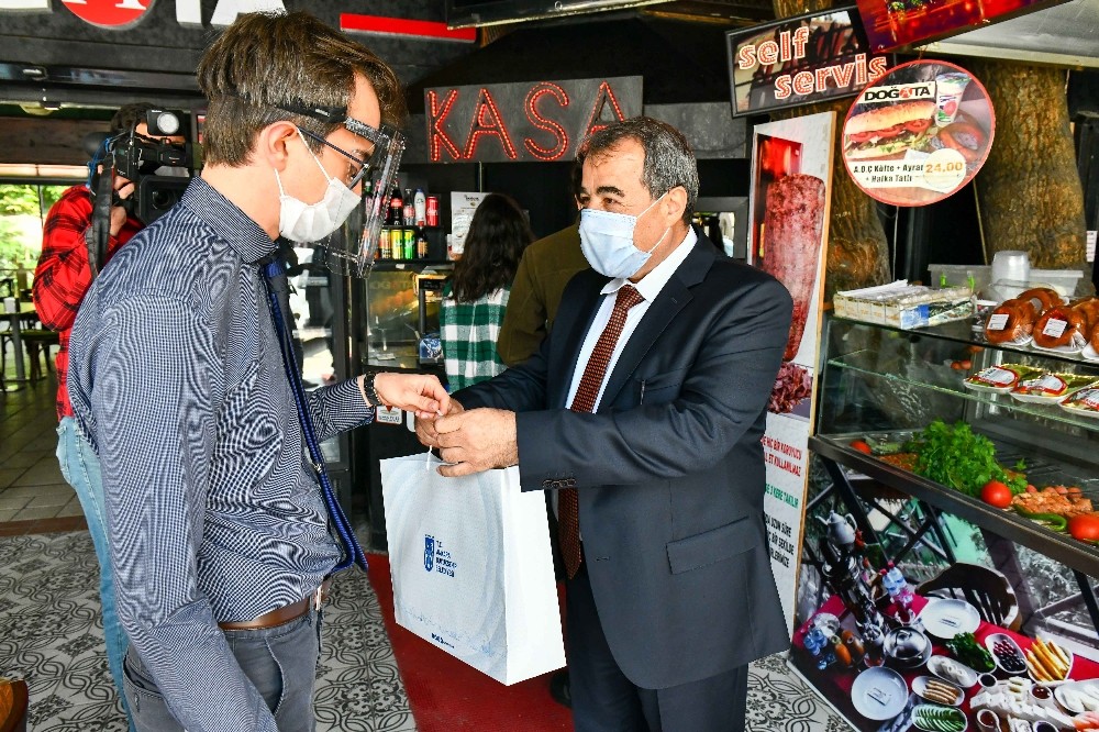 Büyükşehir’den iş yerlerine dezenfeksiyon ve maske dağıtımı 