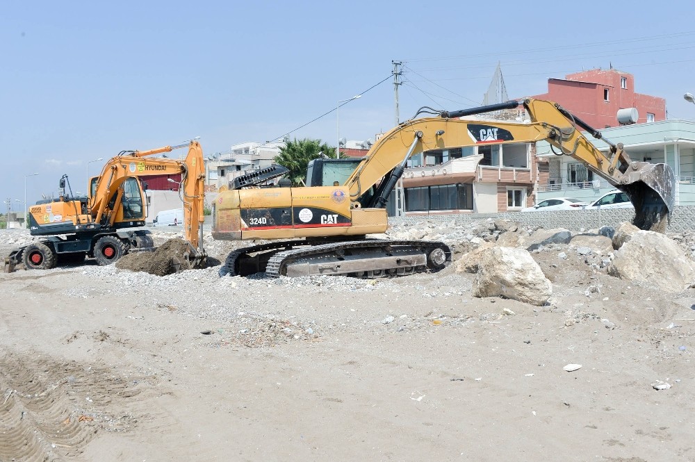 Büyükşehir’den Karaduvar’da plaj düzenleme çalışması 