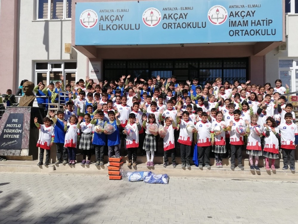 Büyükşehir’den öğrencilere 6 bin spor malzemesi yardımı 