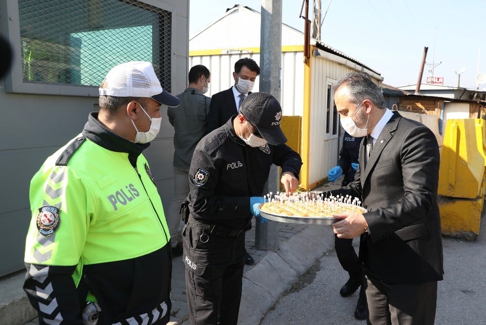Büyükşehir’den polise baklavalı kutlama 