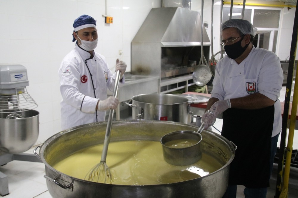 Büyükşehirden sağlık çalışanlarına sıcak çorba ikramı 