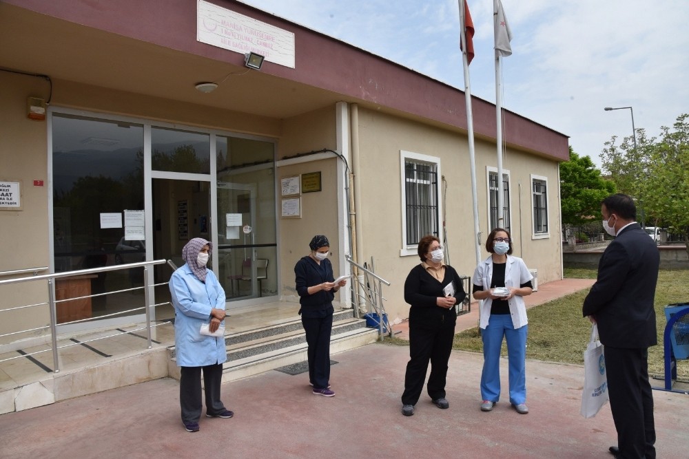 Büyükşehirden sağlıkçılara, polislere ve fırıncılara maske 