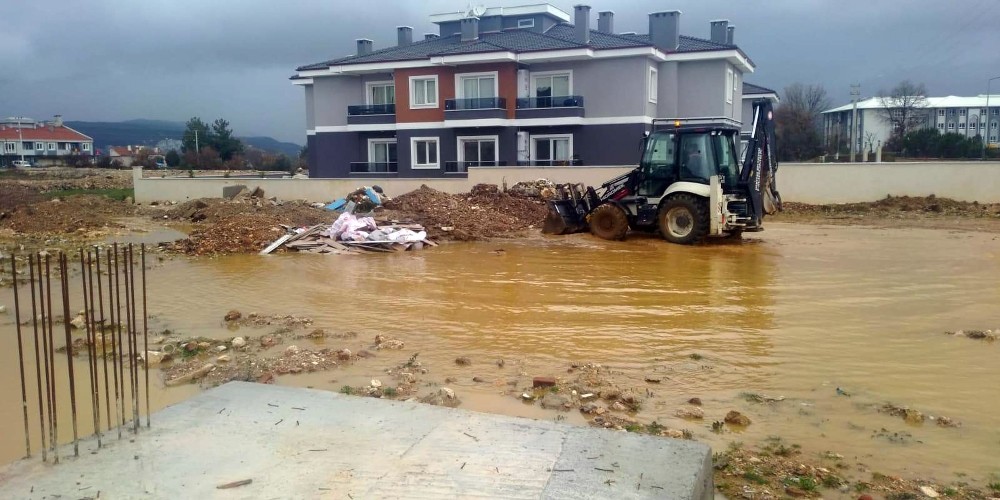 Büyükşehirden su baskınlarına anında müdahale 
