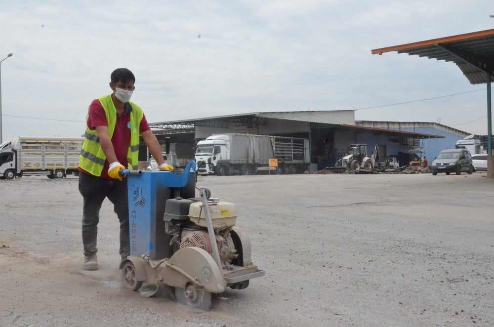 Büyükşehir’den Tarsus Sebze Hal Kompleksi’nde asfalt yama çalışması 