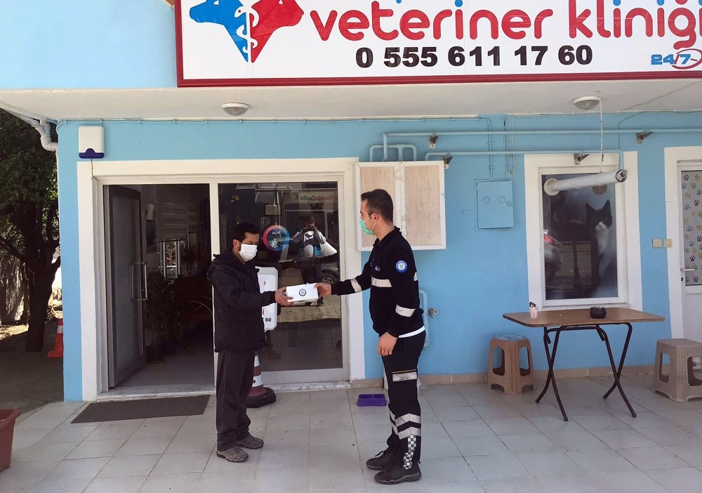 Büyükşehirden veteriner kliniklerine maske 