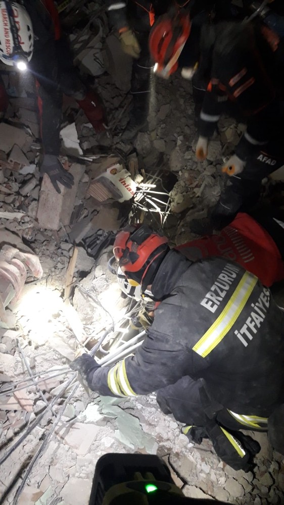 Büyükşehir’in arama kurtarma ekipleri deprem bölgesinde 