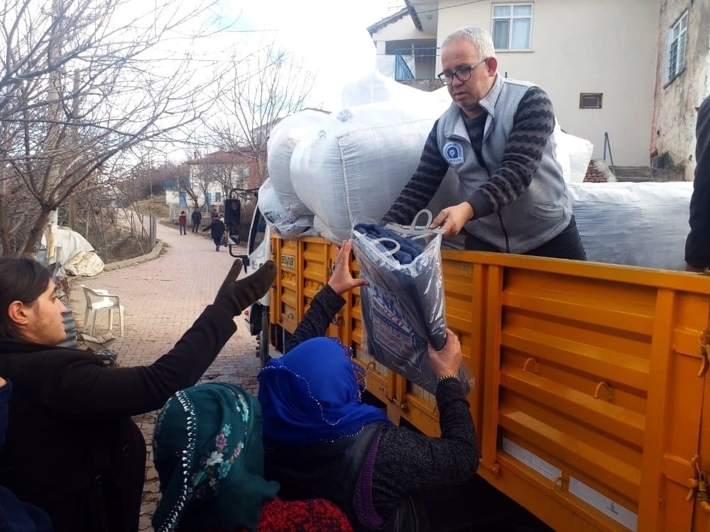 Büyükşehir’in depremzedelere desteği sürüyor 