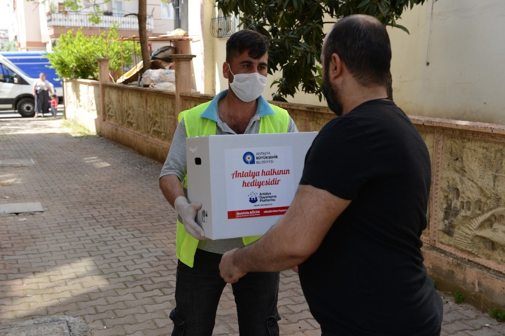 Büyükşehir’in gıda kolileri ihtiyaç sahiplerine ulaşıyor 