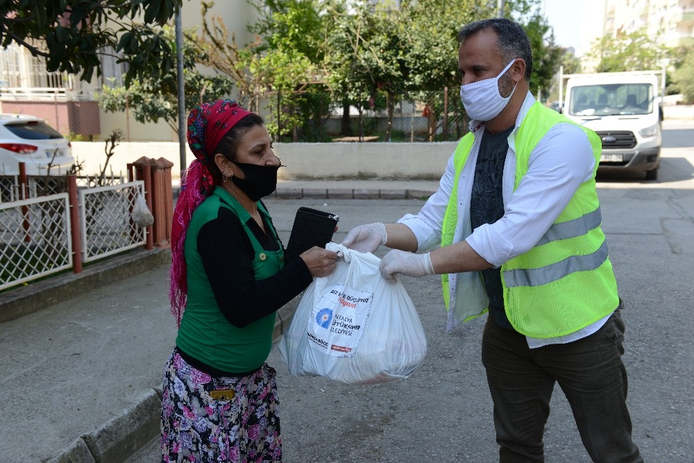 Büyükşehirin gıda yardımları devam ediyor 