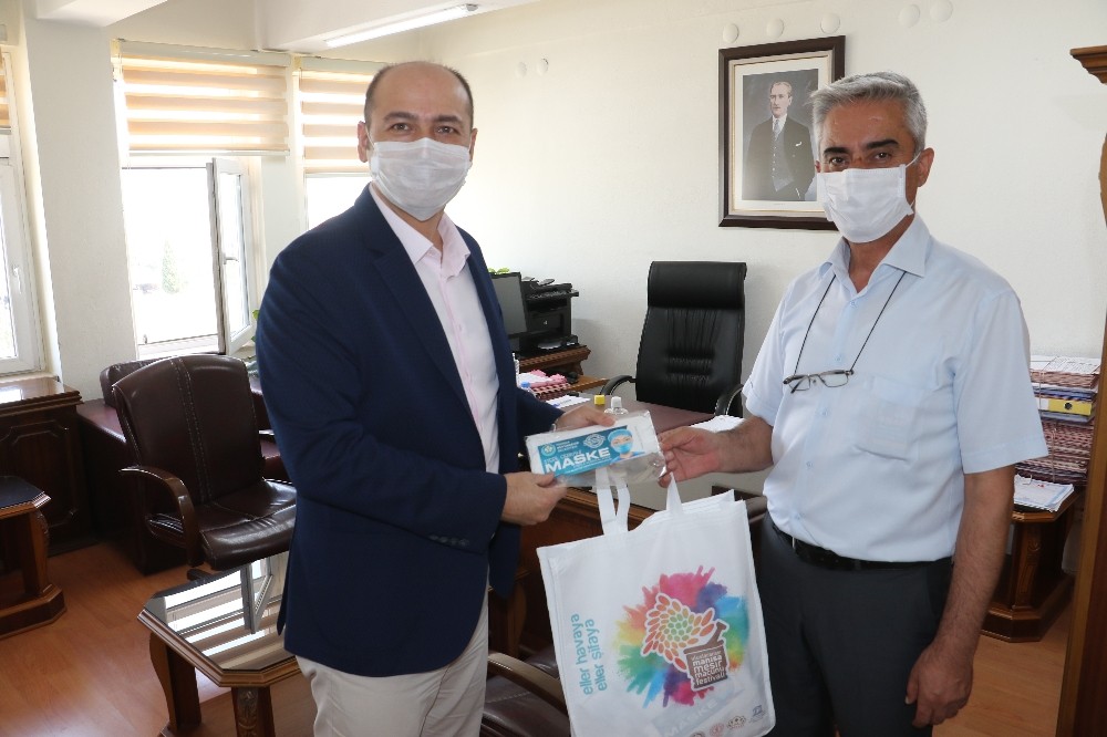 Büyükşehirin maske desteği devam ediyor 