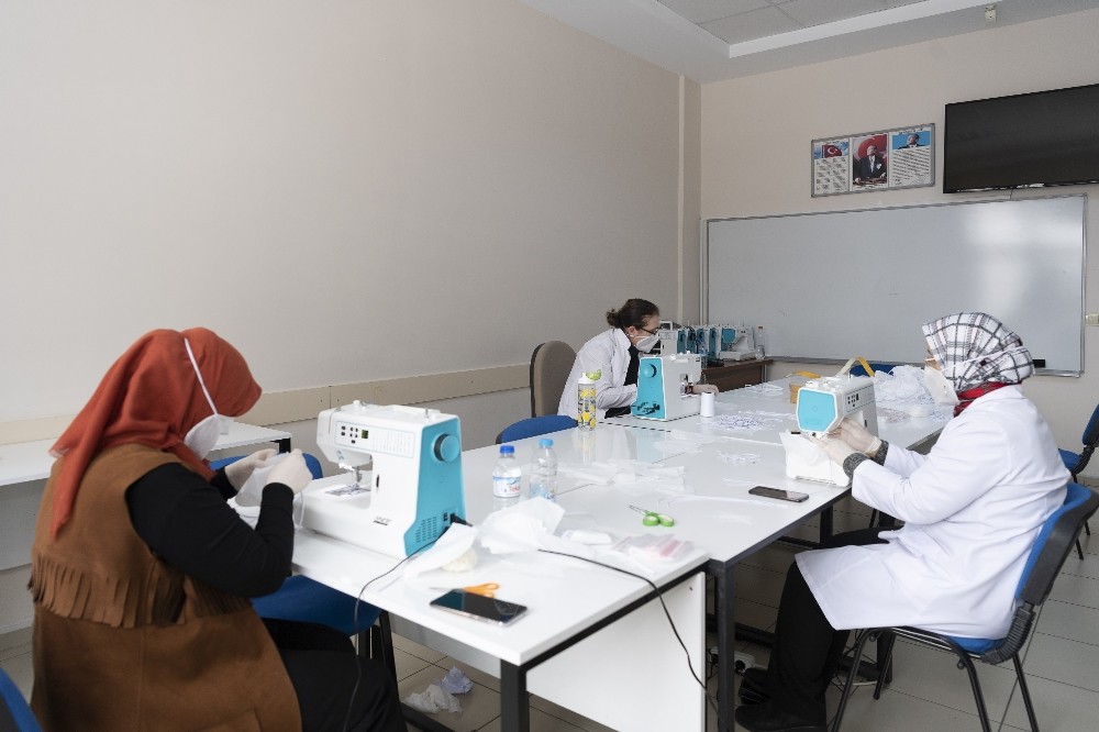 Büyükşehir’in maske üretimi 400 bini aştı 