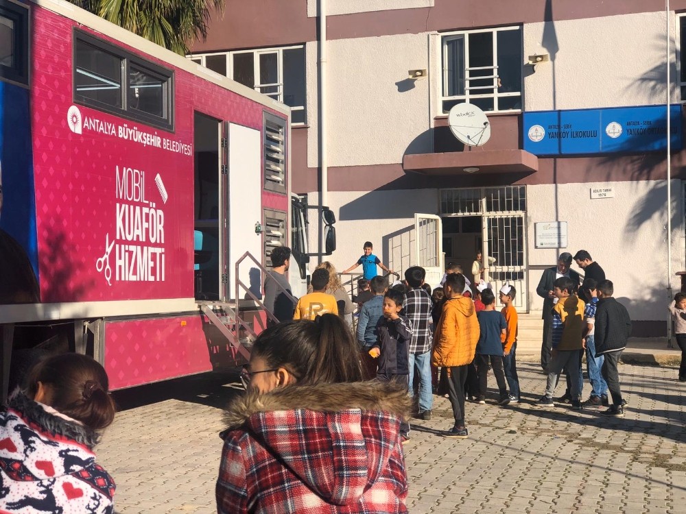 Büyükşehir’in Mobil Kuaför Tırı ilçeleri geziyor 
