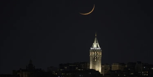 Büyüleyici görüntü! Galata Kulesi Hilal'le buluştu