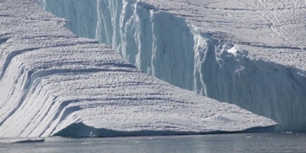 Buz dağının inanılmaz parçalanma anı - VIDEO
