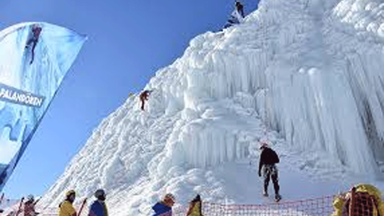 Buz duvarında zorlu mücadele! Erzurum valisi ve Şahinbey belediye başkanı Palandöken’e tırmandı!