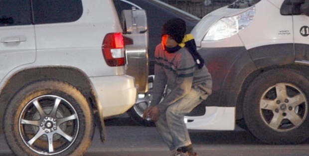 Buz gibi havada egzoz dumanıyla ısındı