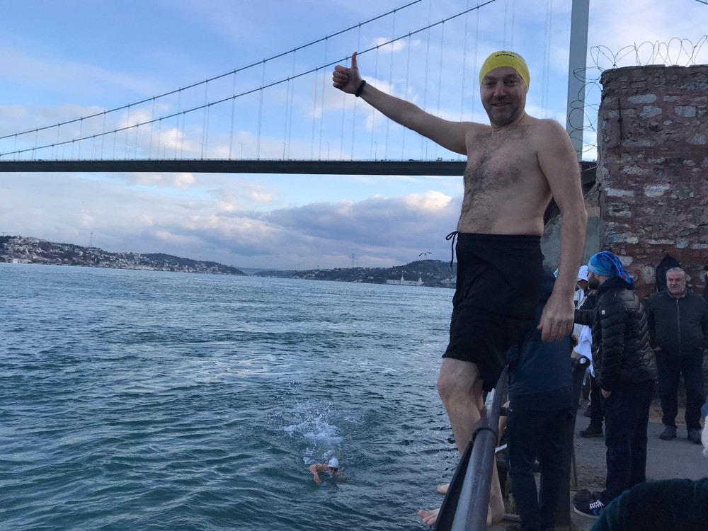 Buz gibi havada İstanbul Boğazı’nda yüzdüler 