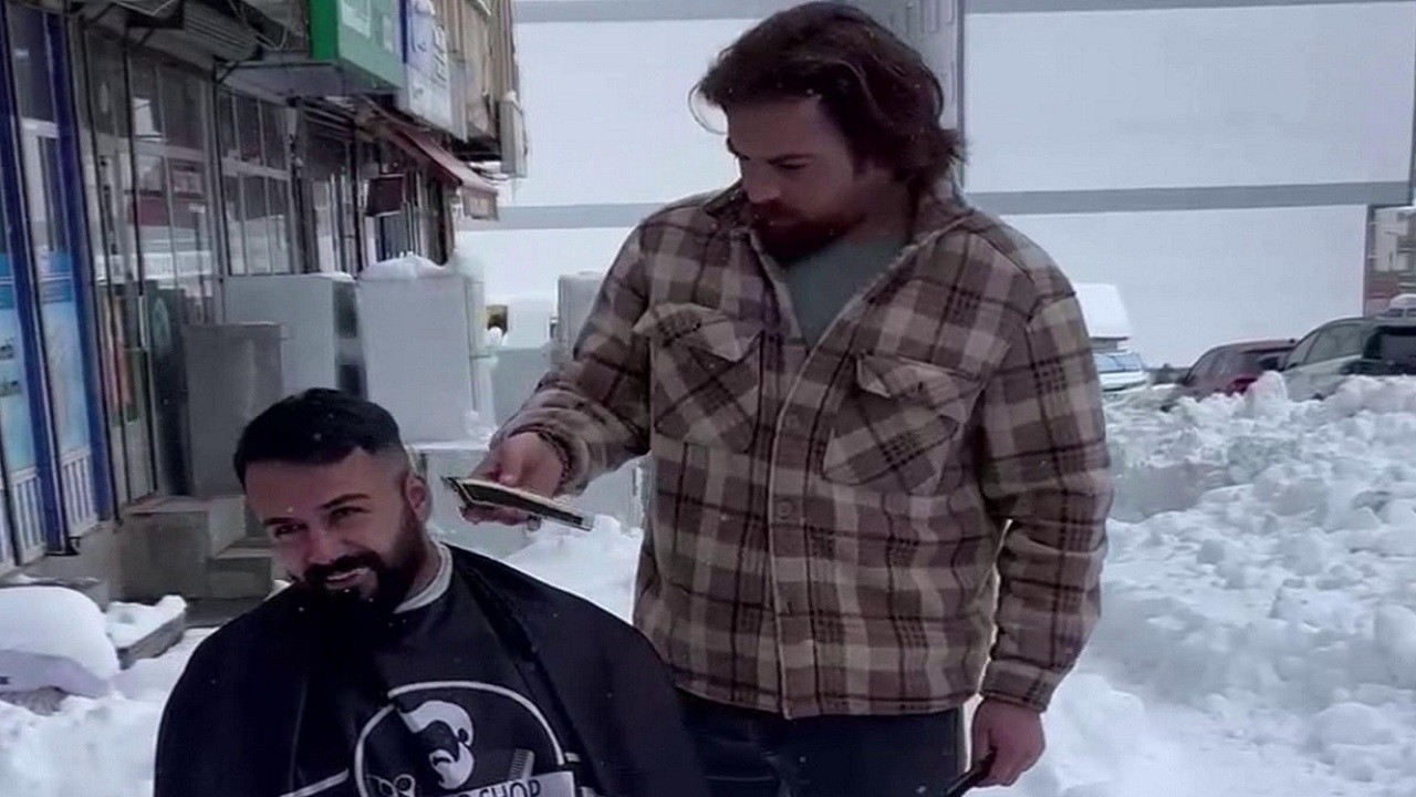 Buz gibi havada tıraş oldular!