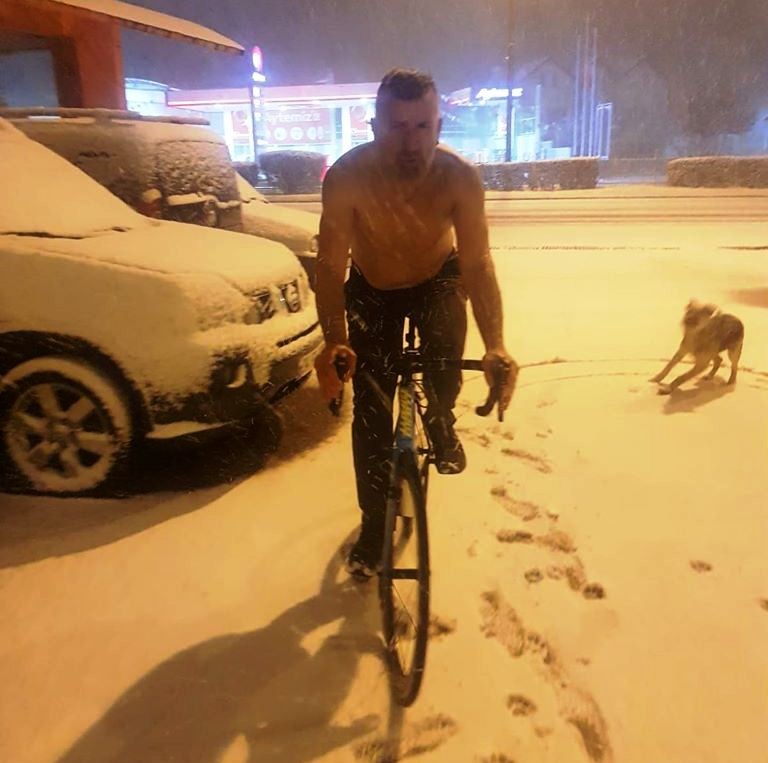 Buz gibi havada yarı çıplak bisiklet sürdü 