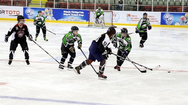 Buz hokeyi okullara önerilecek