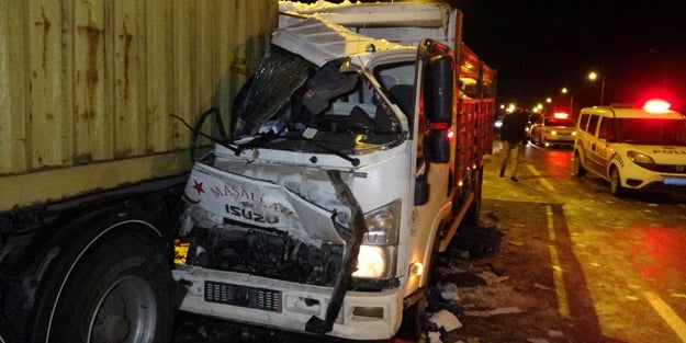 Buz pistine dönen yolda feci kaza! 15 araç birbirine girdi