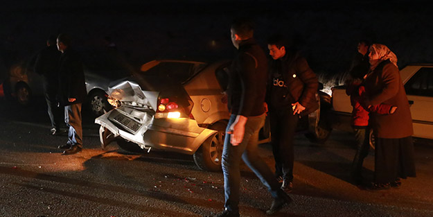 Buz pistine dönen yolda zincirleme kaza! 6 kişi yaralandı