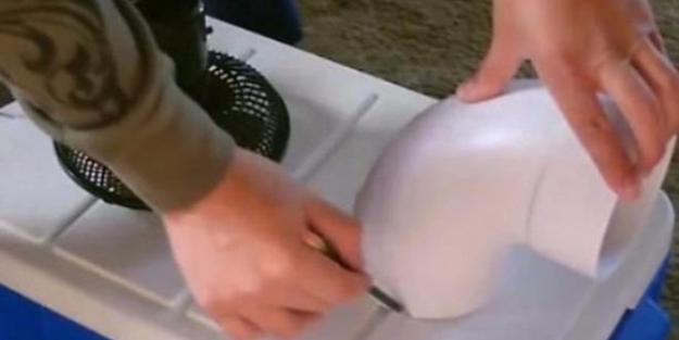 Buz termosu ve vantilatör kullanarak klima yaptı